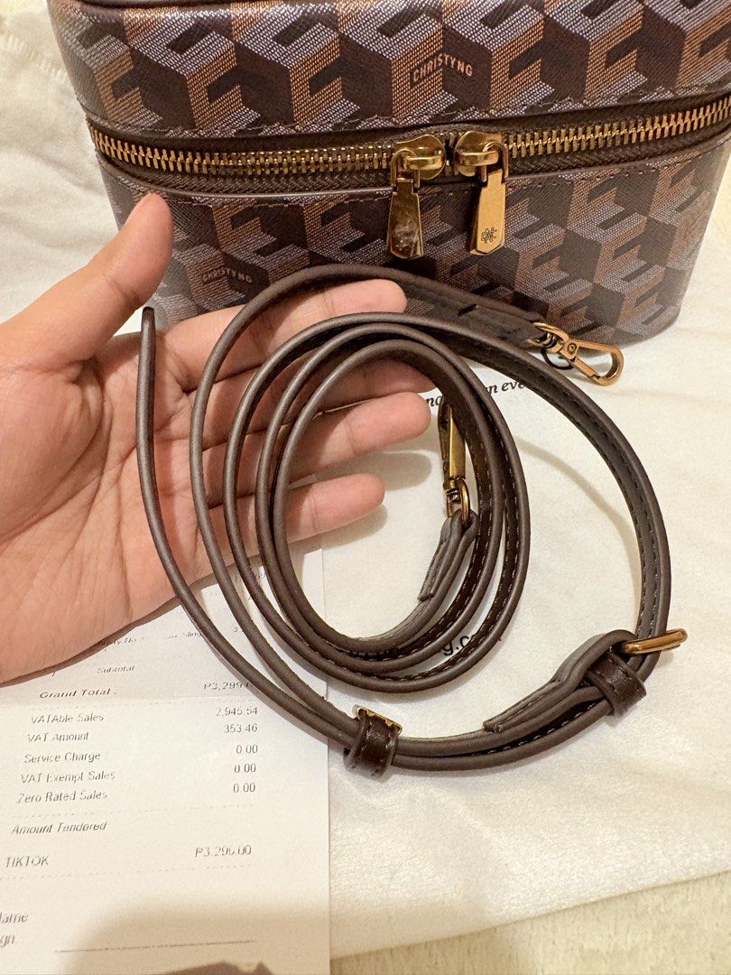 Christy Ng Juno box (Category: Cross-body Bags) located in Taguig. Submitted by unidentif1ed (Listing ID 1458933968, Image 2). Description: CN Juno box Still in pristine condition Used 2x only With dustbag Bought from TT shop Ships from Cavite Same day delivery preferred.