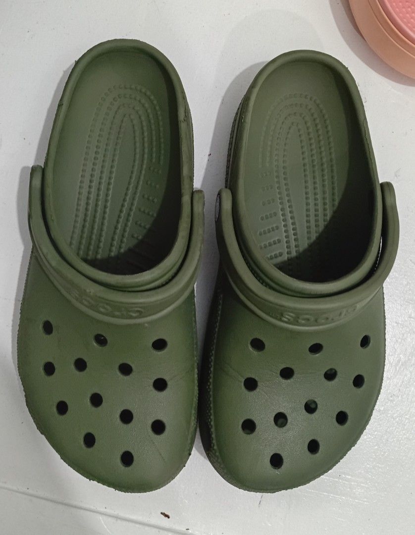 Classic Army Green Crocs Clogs M6/W8 (Category: Slippers & Slides) located in Navotas City. Submitted by ms.soulana (Listing ID 1459193668, Image 1). Description: PreOwned Lightly Used Authentic Crocs Classic Army green clogs - Size M6/W8 24.5 -25CM - Easy slip-on design - Pivoting heel strap for a secure fit - Ideal for everyday wear - Durable and comfortable - Minor scuffs from normal use Good Condition 8.9-9/10 .