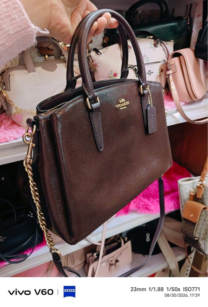 Coach (Category: Luxury Bags & Wallets) located in Baguio. Submitted by beatriz468 (Listing ID 1459165976, Image 3). Description: Original coach Likenew Omes with carecard and paperbag .