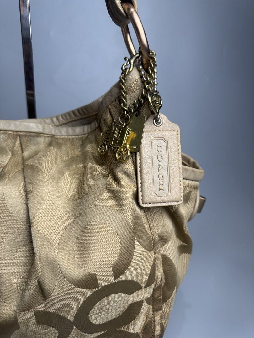 Coach - Beige Art Parker - Shoulder Bag (Category: Shoulder Bags) located in San Pablo. Submitted by hiddenrygn (Listing ID 1459217666, Image 2). Description: Coach - Beige Art Parker - Shoulder Bag Rank AB Signs of usage mainly on corners Need minimal spa still in excellent condish Authentic DM!.