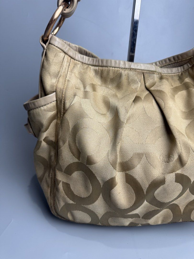 Coach - Beige Art Parker - Shoulder Bag (Category: Shoulder Bags) located in San Pablo. Submitted by hiddenrygn (Listing ID 1459217666, Image 3). Description: Coach - Beige Art Parker - Shoulder Bag Rank AB Signs of usage mainly on corners Need minimal spa still in excellent condish Authentic DM!.