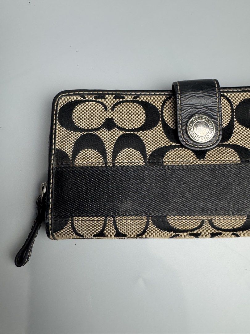Coach - Monogram - Wallet (Category: Wallets & Card holders) located in San Pablo. Submitted by hiddenrygn (Listing ID 1459216705, Image 2). Description: Coach - Monogram - Wallet Rank A Minor signs of usage Still in excellent condition Authentic DM!.