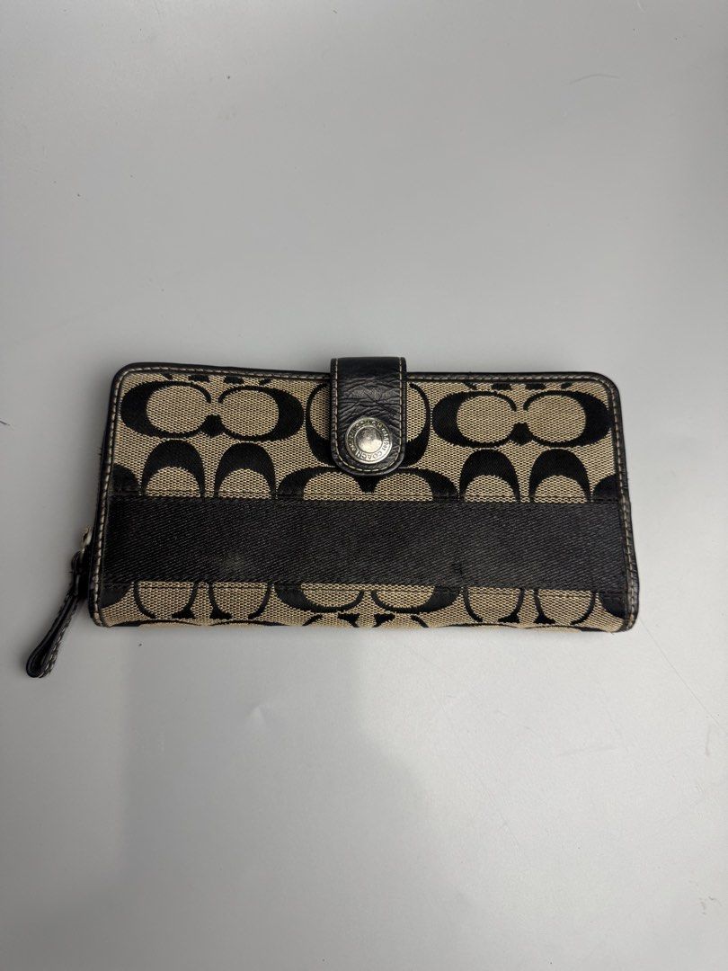 Coach - Monogram - Wallet (Category: Wallets & Card holders) located in San Pablo. Submitted by hiddenrygn (Listing ID 1459216705, Image 1). Description: Coach - Monogram - Wallet Rank A Minor signs of usage Still in excellent condition Authentic DM!.