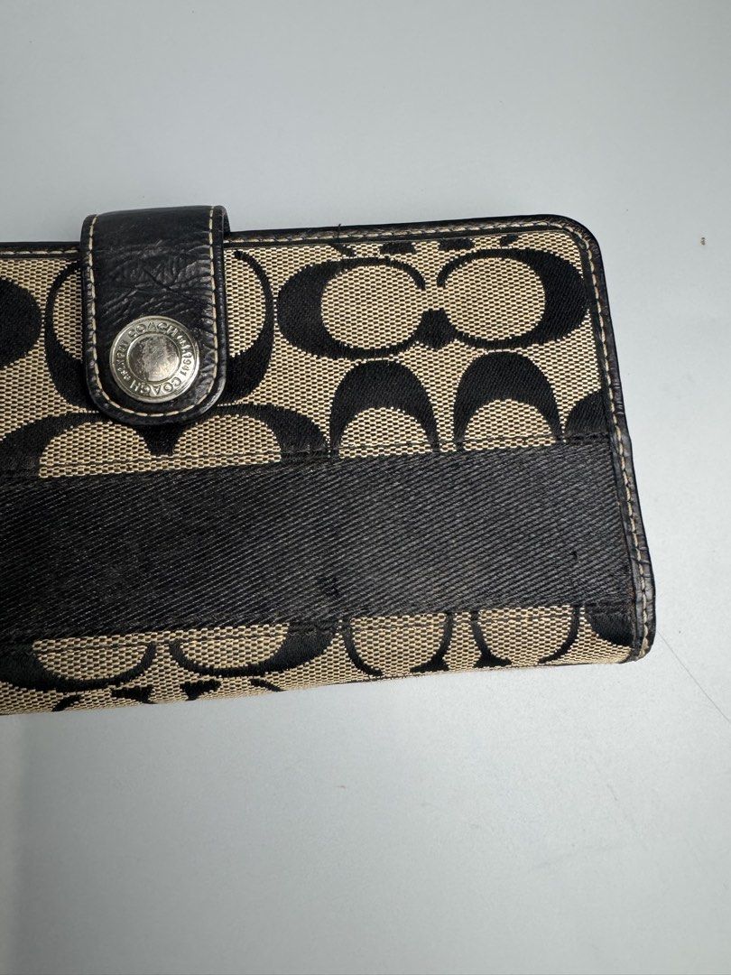 Coach - Monogram - Wallet (Category: Wallets & Card holders) located in San Pablo. Submitted by hiddenrygn (Listing ID 1459216705, Image 3). Description: Coach - Monogram - Wallet Rank A Minor signs of usage Still in excellent condition Authentic DM!.