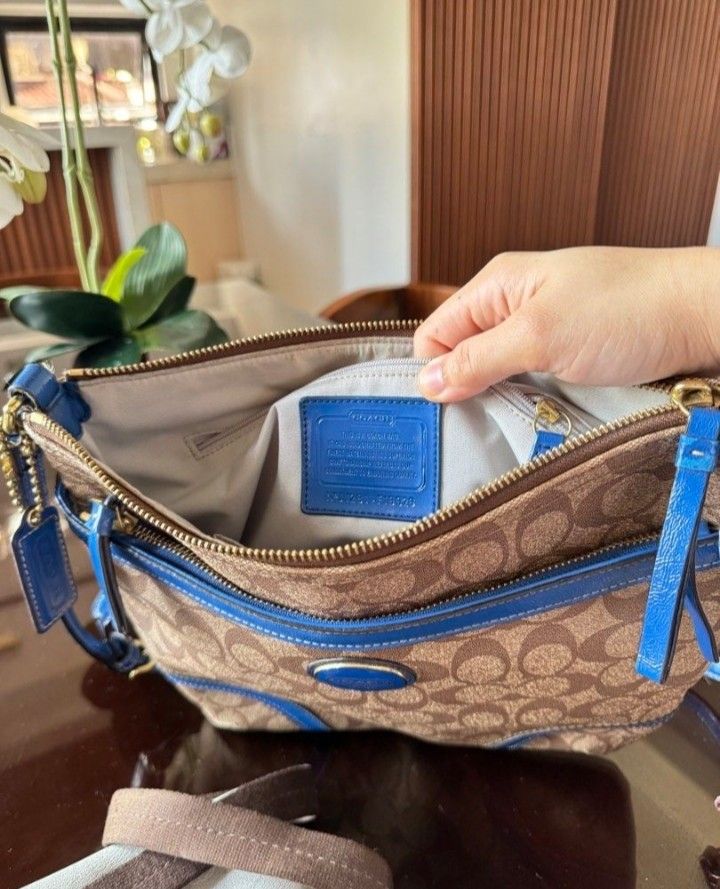 Coach sling bag (Category: Luxury Bags & Wallets) located in Bulacan. Submitted by tinybutmightyyroh (Listing ID 1459185620, Image 2). Description: May issue sa handle pero maganda p din.
