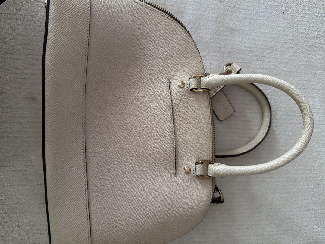 Coach White Leather Pouch Bag (Category: Purses & Pouches) located in Santa Rosa. Submitted by decluttering_. (Listing ID 1459100753, Image 1). Description: - RFS: decluttering - MOP: GCASH - MOD: Lalamove/Jnt - Authentic Coach white leather pouch - Secure zipper closure - Interior slip pocket for organization - Detachable strap for versatile carrying - Ideal size for everyday essentials.