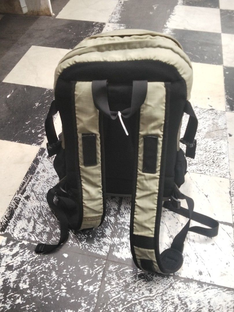 COLUMBIA BAG (Category: Luxury Bags & Wallets) located in General Santos City (Dadiangas). Submitted by thrift_lab (Listing ID 1459095282, Image 3). Description: item is in excellent condition good as new no damages 2 big compartment 1st compartment has 4 mini pocket and 1 extra big compartment The 2nd big compartment has big space and a strap buckle 3 small compartments outside all zip and buckles are functional good for daily use color rate 9.5