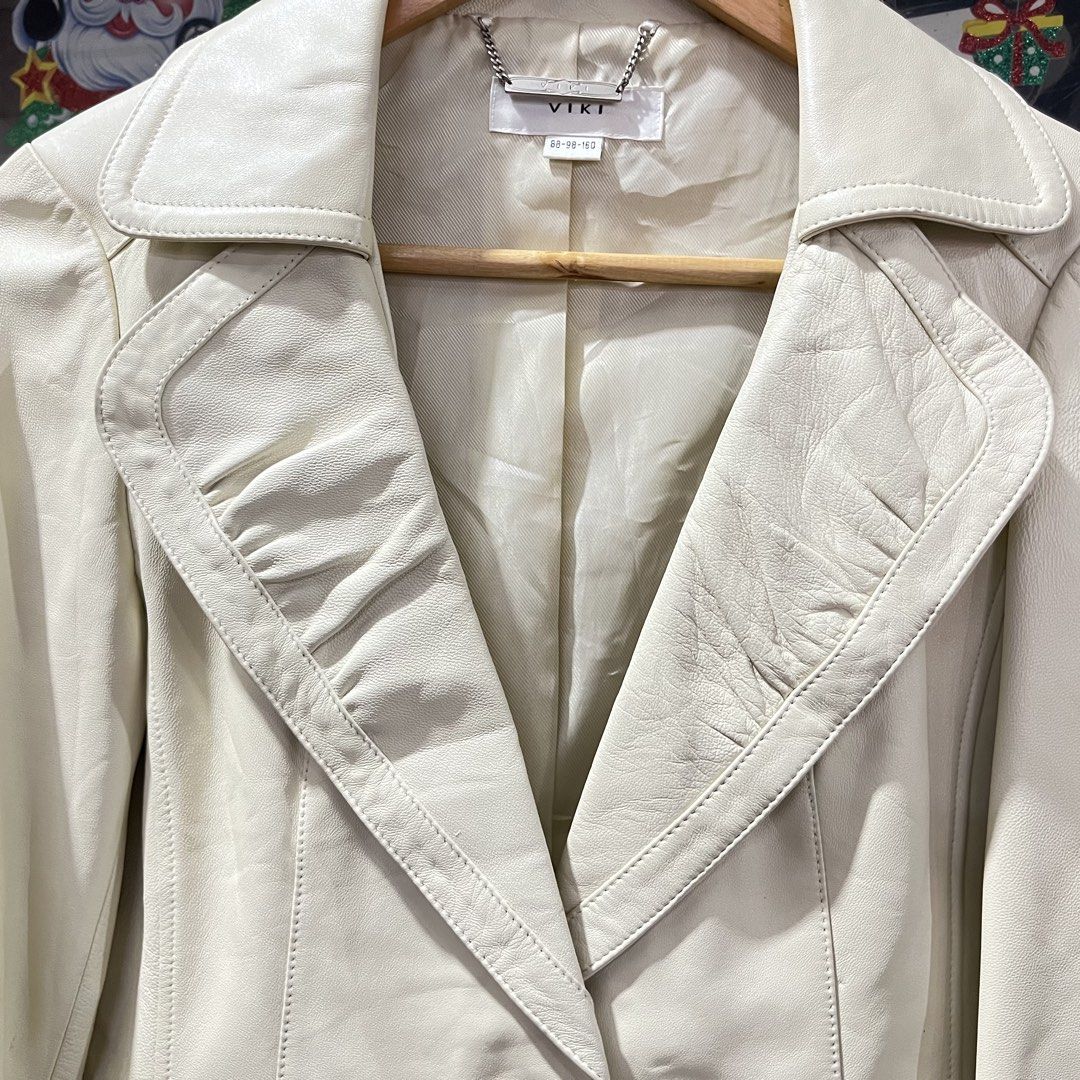 Cream Leather Blazer Jacket (Category: Coats, Jackets and Outerwear) located in Davao. Submitted by daveespino81318 (Listing ID 1459091183, Image 2). Description: Size XS W17.5 L21 Issue nya is may mantsa sa leather and diko alam kung matatangal pa, wash nyo nalang (see last pic sa issue).
