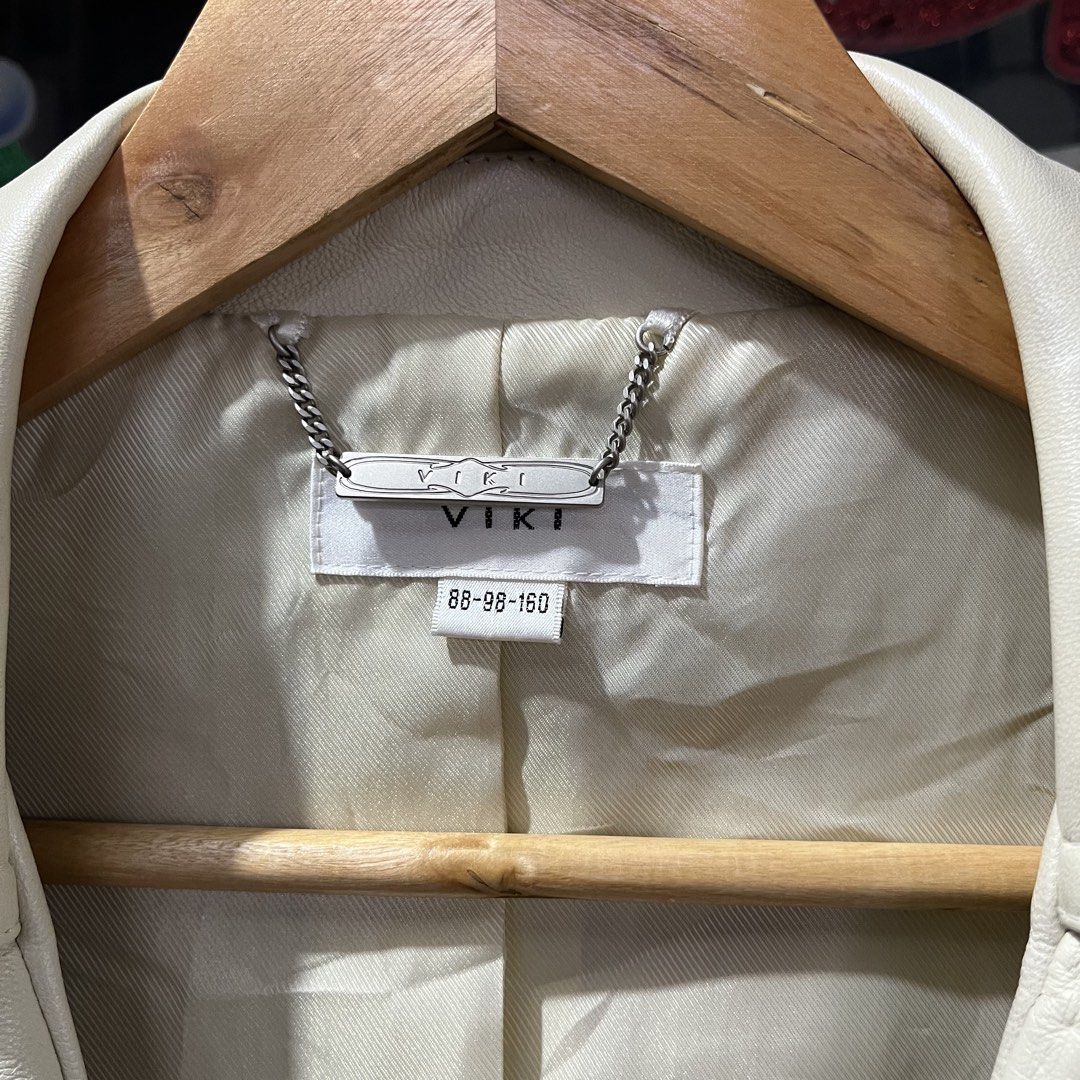 Cream Leather Blazer Jacket (Category: Coats, Jackets and Outerwear) located in Davao. Submitted by daveespino81318 (Listing ID 1459091183, Image 3). Description: Size XS W17.5 L21 Issue nya is may mantsa sa leather and diko alam kung matatangal pa, wash nyo nalang (see last pic sa issue).
