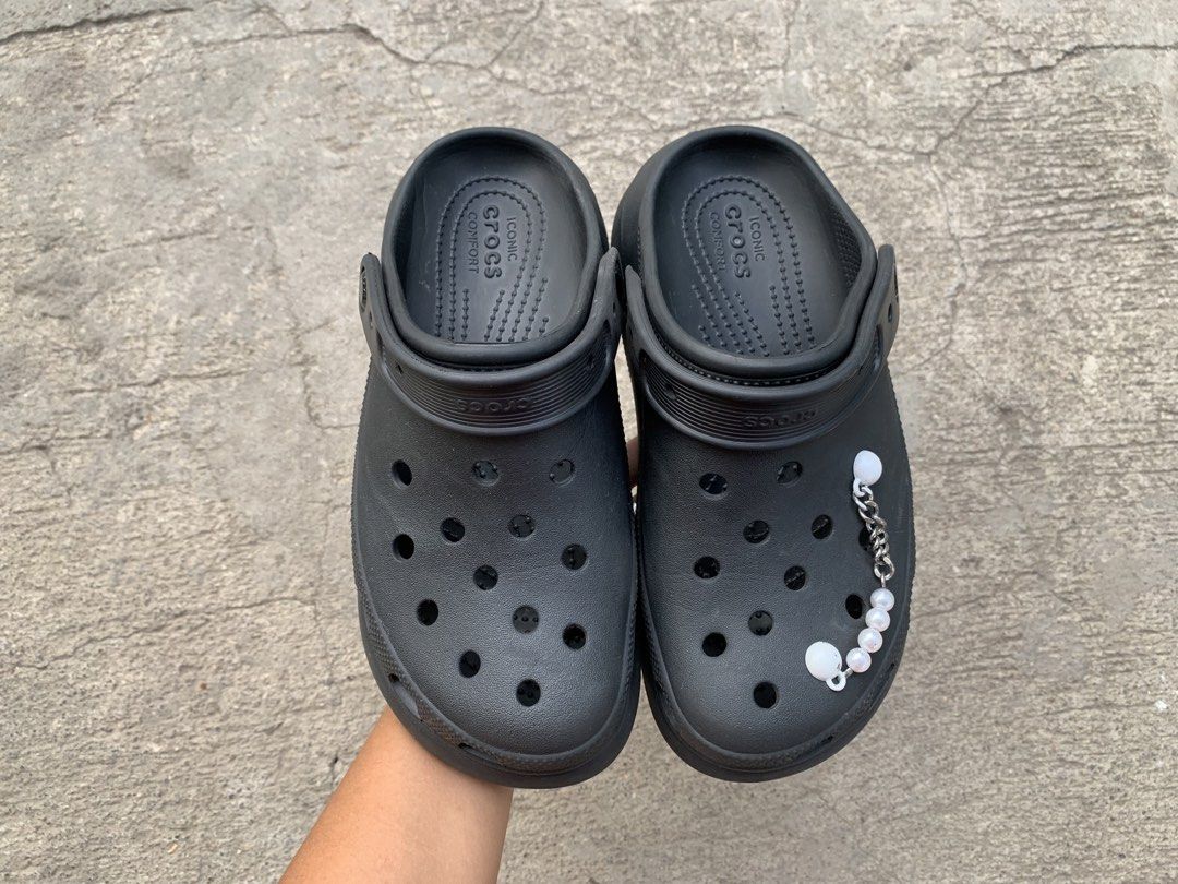 Crocs (Category: Slippers and slides) located in Sibulan. Submitted by sharlyngra11287 (Listing ID 1459138973, Image 3). Description: Mine: 1,100 pesos🍀 Brand: Crocs Size: M4, W6 Condition: Super minimal sign of usage💗🎀.