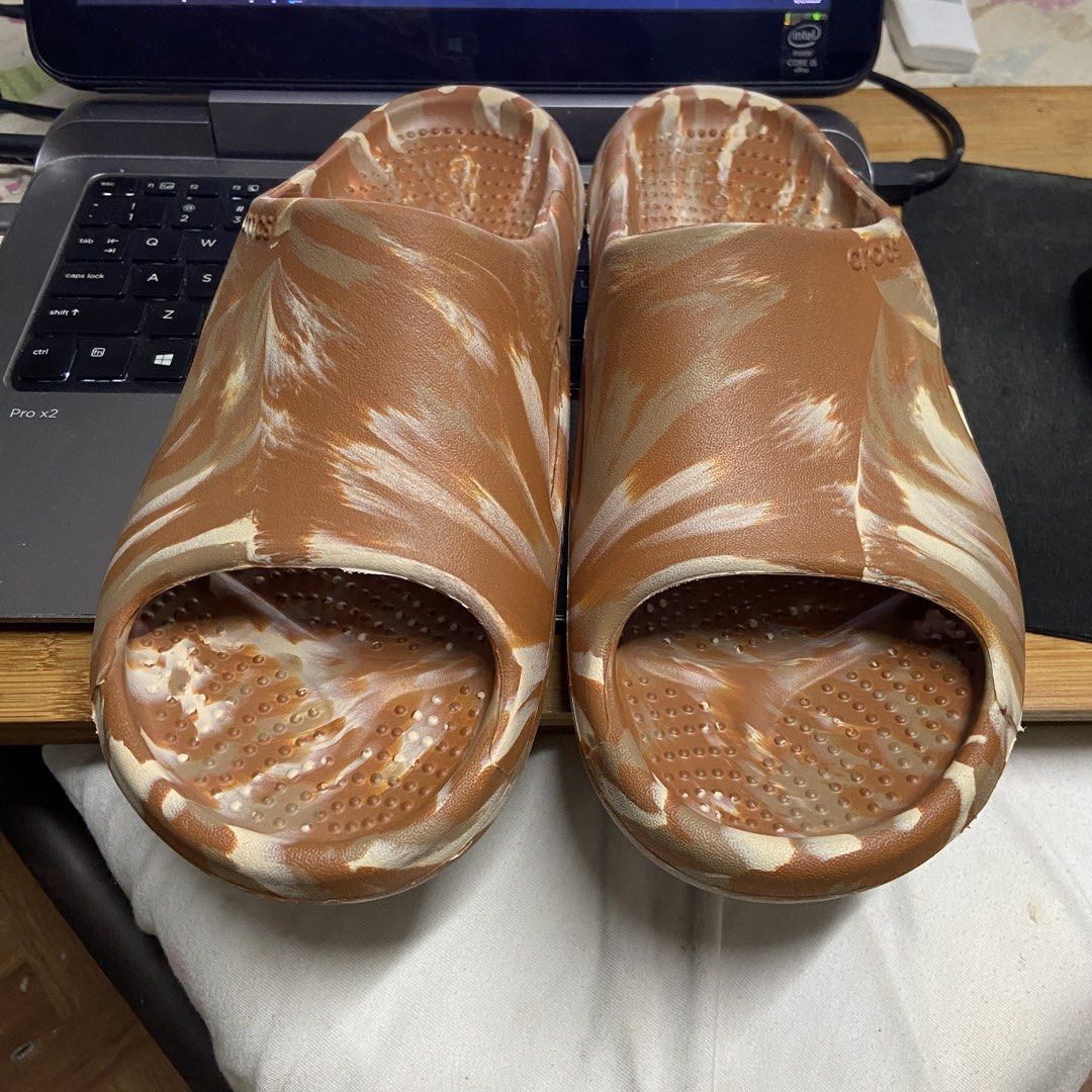 CROCS Mellow Recovery Slides unisex (Category: Slippers and slides) located in Quezon City. Submitted by 4saleonly (Listing ID 1459146639, Image 1). Description: Marbled design Original Brand New without tags Mens size 6 / Womens size 8 RFS: padala from canada hindi fit sa owner Payments via GCash / BDO Delivery via lala or grab at buyer’s expense ( strictly no meetups po ) Thanks for looking 🙂.