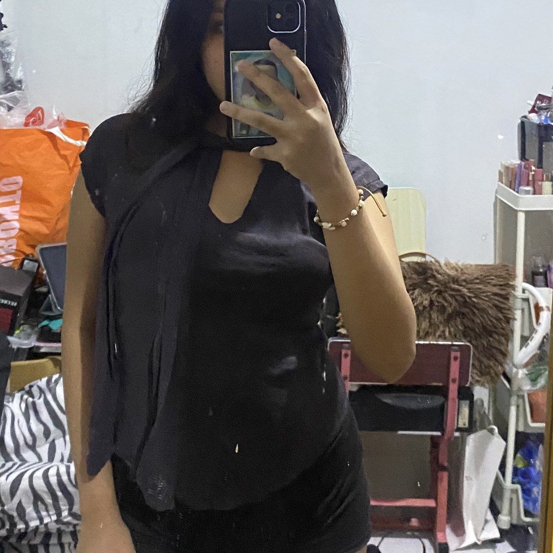 dark gray tie top (Category: Others Tops) located in Tarlac. Submitted by jelugh (Listing ID 1459213536, Image 3). Description: super ganda i kinda want to keep it na lang 😣 size small-semi medium medj loose for xs i think.