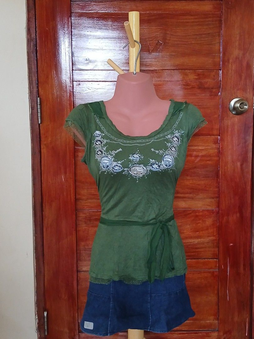 DC DESIGNICE Olive Green Short-Sleeved Top (Category: Blouses) located in Angadanan. Submitted by thriftby.cla (Listing ID 1459220932, Image 1). Description: MEDIDA SIZING!!! Size: Large | 40 bust ~•~ 📍Angadanan, Isabela | Luzon Area.