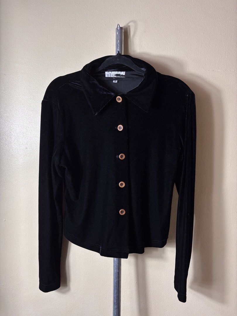 D&G Velvet Tops (Category: Longsleeves) located in Manila. Submitted by earlylifecrisis3 (Listing ID 1459180988, Image 1). Description: Sz 38 Condition 9/10 Measure it by inch Width: 17 Length: 20.5 Shoulder:15 Sleeve:23 Bust: 13 Hem: 17 •Refund / Returns not allowed allowed •Please do check the dimensions size on labels sometimes are not accurate on the sizing •Ask me before purchasing.