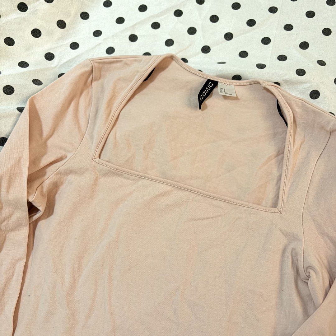 Divided H&M Square Neck Long Sleeve Crop Top (Category: Longsleeves) located in Pasay City. Submitted by notellyyyy (Listing ID 1459150241, Image 3). Description: Actual color second pic - Divided light pink long sleeve top - Square neckline - Cropped fit - Soft and comfortable material - Perfect for layering or wearing solo - Versatile: goes with almost anything.