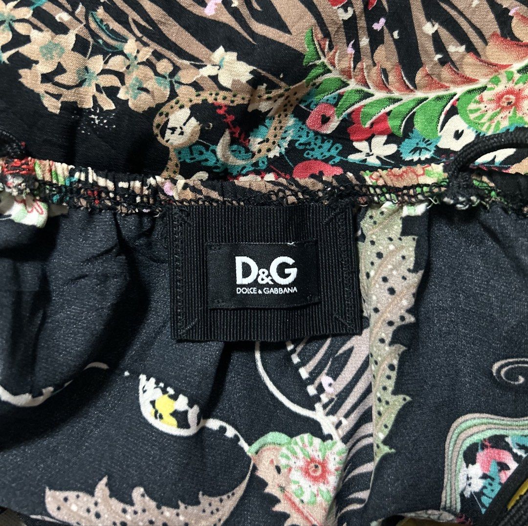 DOLCE GABBANA (Category: Sleeveless) located in Davao. Submitted by sart0ria85 (Listing ID 1459265894, Image 2). Description: One size fits all Tank top in an adjustable printed design. 100% COTTON. MADE IN ITALY 🇮🇹 Free size (small-xlarge) Adjustable, garterized. EXCELLENT CONDITION (94/100).