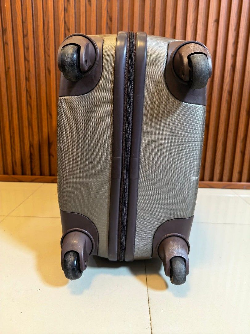 Eddas (Category: Luggage) located in Manila. Submitted by jzjapansurplus (Listing ID 1459274158, Image 3). Description: Brand: Eddas ✅ Premium Look with leather Touch ✅ Medium Check luggage ✅ H25.5" xW16" x D10.5 Inches ✅ 360° Wheels All smooth ✅ Padlockable Zipper ⬆️ Issue with fabric run inside as seen in picture..