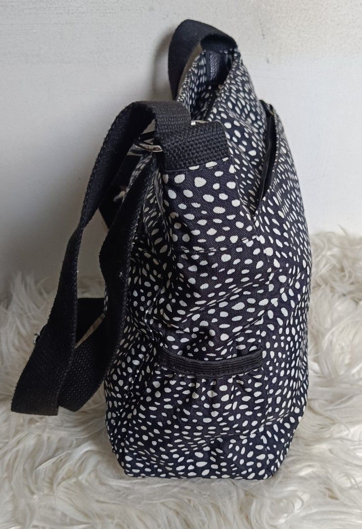 Elegator Nylon Bag (Category: Cross-body Bags) located in Davao. Submitted by roxy0404 (Listing ID 1459097912, Image 2). Description: ukay source no issue size length 10 inches height 9 inches width 4 inches.