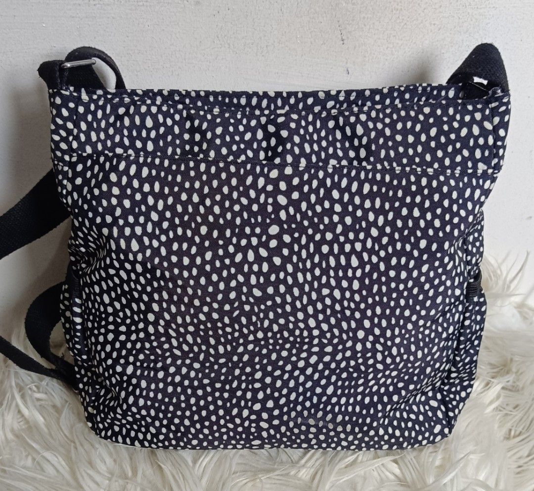 Elegator Nylon Bag (Category: Cross-body Bags) located in Davao. Submitted by roxy0404 (Listing ID 1459097912, Image 3). Description: ukay source no issue size length 10 inches height 9 inches width 4 inches.
