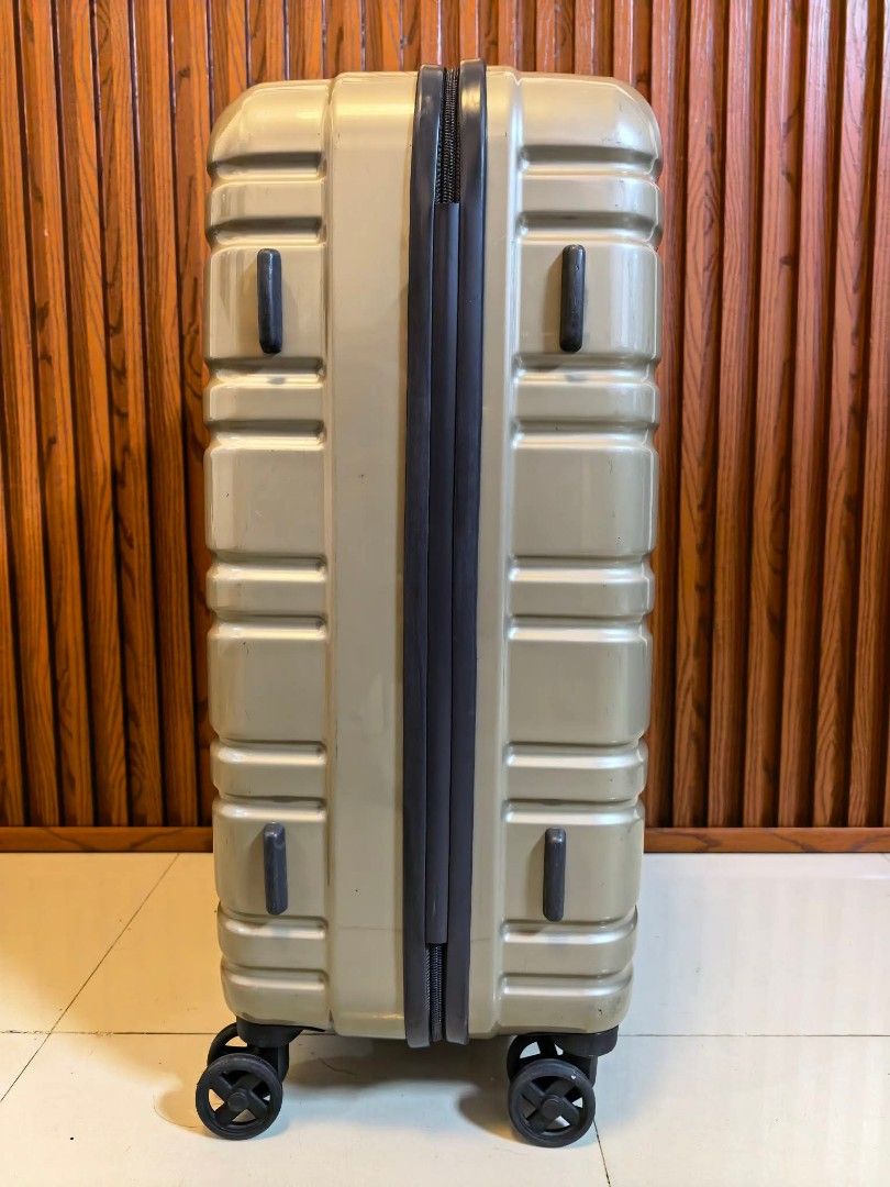 Eminent (Category: Luggage) located in Manila. Submitted by jzjapansurplus (Listing ID 1459274393, Image 3). Description: Brand: Eminent ✅ Medium check luggage ✅ H25.5" xW17" x D11" ✅ High Quality Durable Body! ✅ Made From Tough polycarbonate 👌 ✅ 360° Wheels All smooth ✅ Telescopic Aluminum Handle ✅ Multi purpose interior ✅ TSA007 Lock with Passcode.