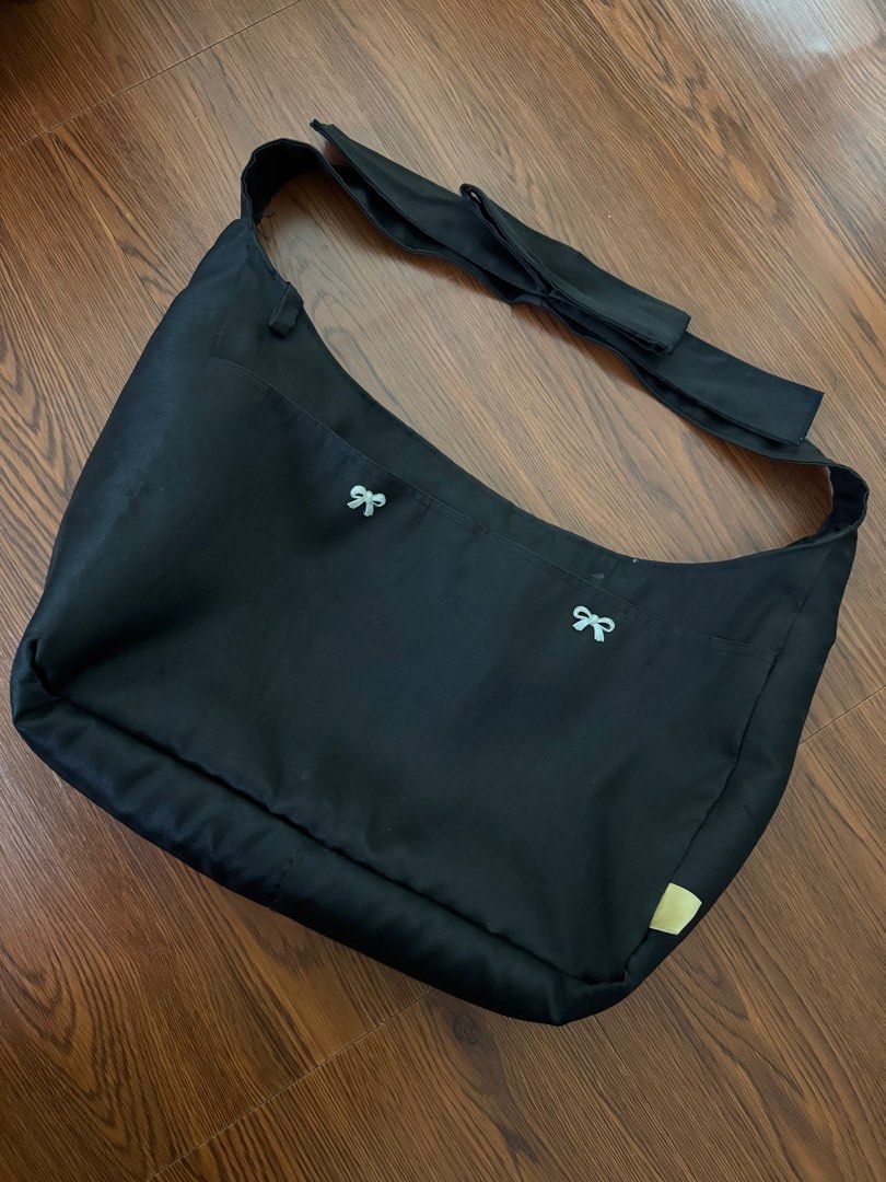 Eoe Black Shoulder Bag with Bow Details (Category: Shoulder Bags) located in Manila. Submitted by decluterszs (Listing ID 1459171843, Image 1). Description: - Stylish black canvas shoulder bag - Adorable light blue bow details on the front - Adjustable strap for comfortable wear - Perfect size for everyday use - Note: Some marks and scuffs on the bottom.