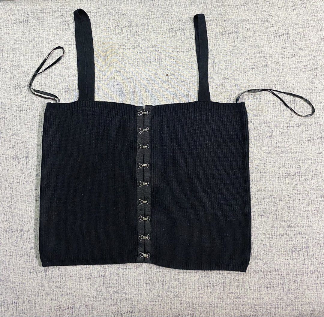Forever 21 Black Top (Category: Others Tops) located in Manila. Submitted by glen_n (Listing ID 1458955191, Image 2). Description: Forever 21 Black Top Size: Large Preloved good condition worn few times only ❌NO When worn ❌NO Sh0pee checkout ❌ Strictly NO return/NO exchange policy.
