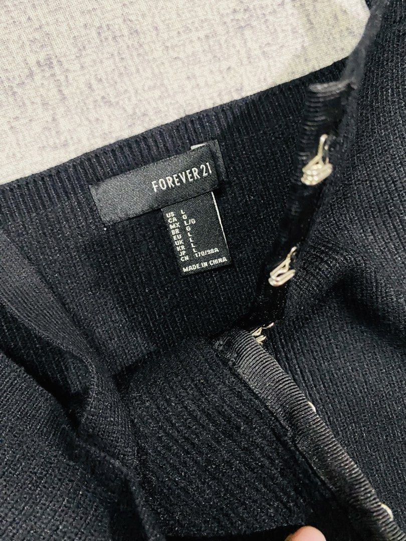 Forever 21 Black Top (Category: Others Tops) located in Manila. Submitted by glen_n (Listing ID 1458955191, Image 3). Description: Forever 21 Black Top Size: Large Preloved good condition worn few times only ❌NO When worn ❌NO Sh0pee checkout ❌ Strictly NO return/NO exchange policy.