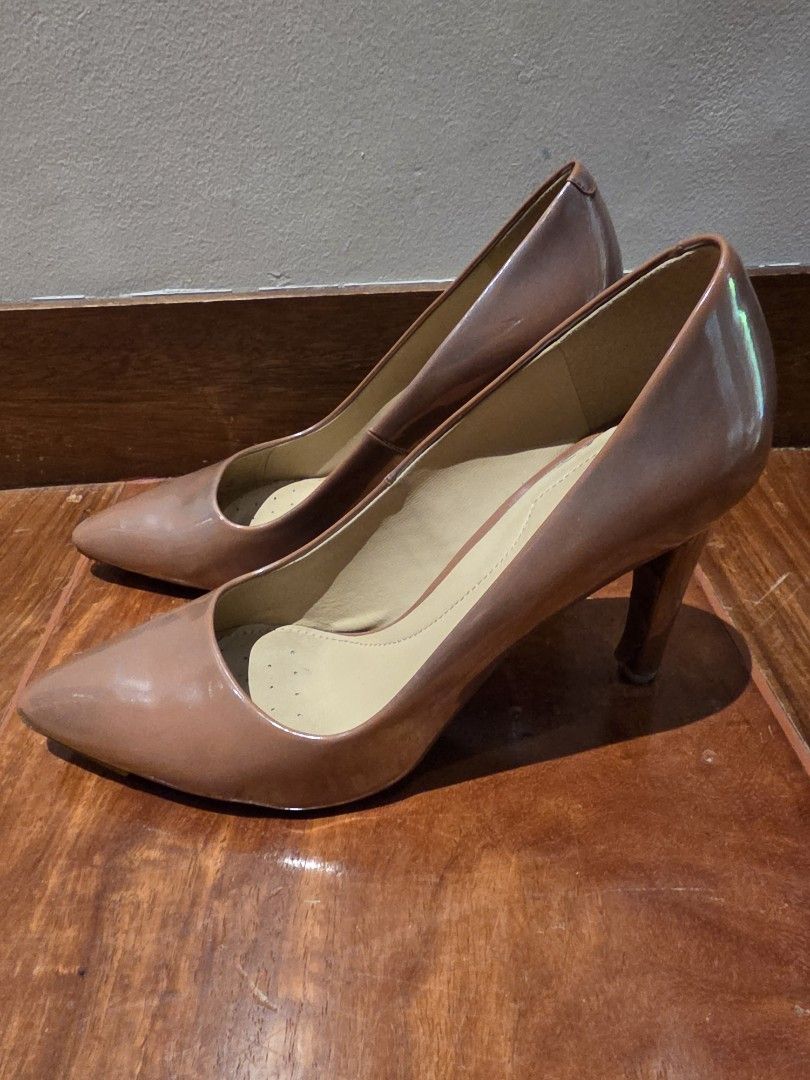 Geox Ladies Shoes 39 (Category: Heels) located in Pasig City. Submitted by vthing (Listing ID 1459144471, Image 2). Description: 3inches heels iridiscent pearl pink color needs repair on the sole only .