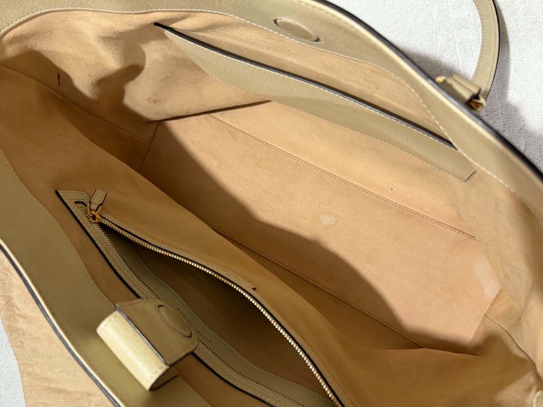 Gg tote bag preloved (Category: Luxury Bags & Wallets) located in Navotas City. Submitted by Tintin2509 (Listing ID 1459161404, Image 3). Description: .