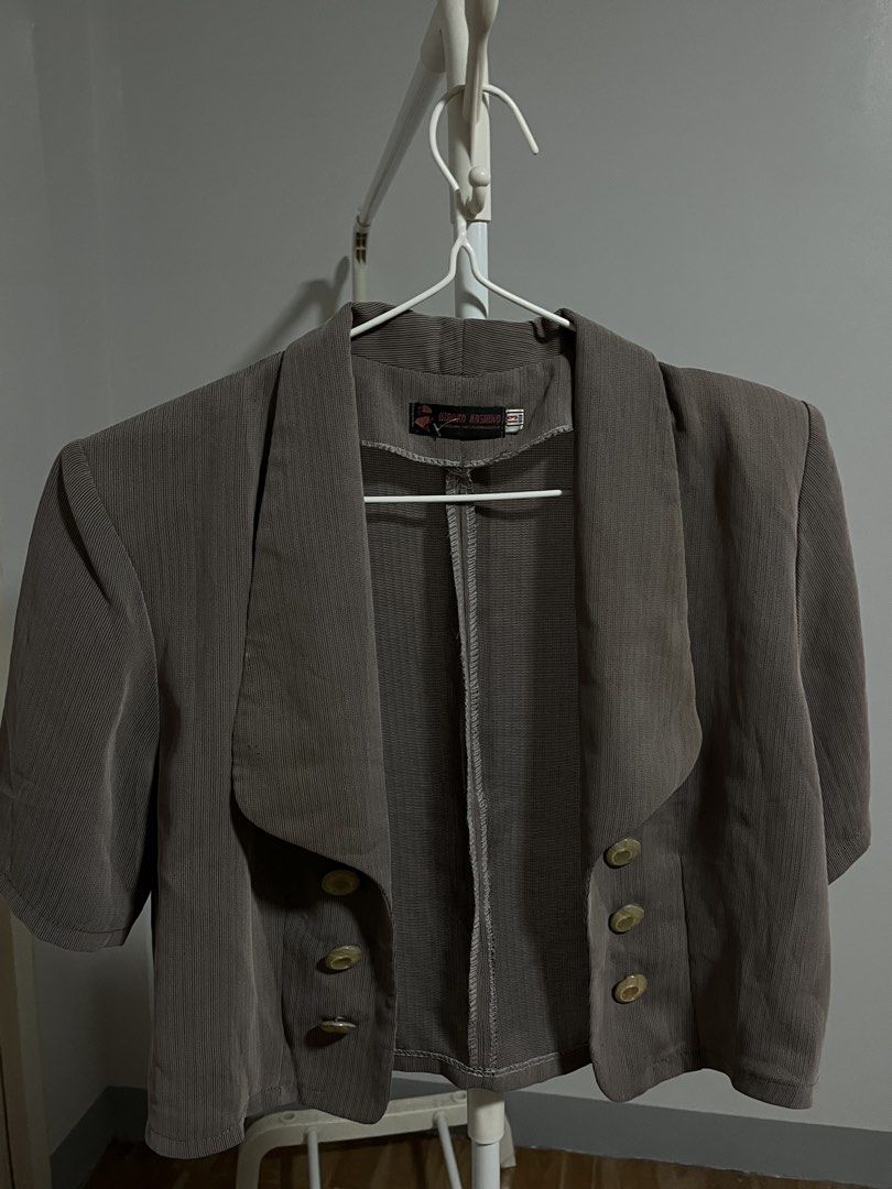 Grey Short Sleeve Blazer (Category: Coats, Jackets and Outerwear) located in Legazpi City. Submitted by cluttersofcy (Listing ID 1459118308, Image 1). Description: *size: can fit until medium *short sleeves *buttons are still intact *suitable for office and formal attire *hindi mainit sa balat ang tela .
