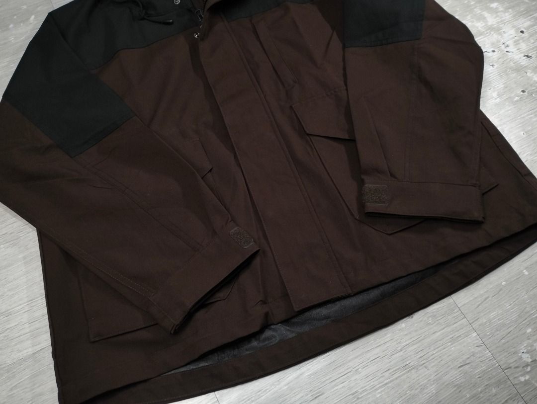 GU (Uniqlo) Men's Windproof Oversized MountainParka (S) (Category: Coats, Jackets and Outerwear) located in Malabon City. Submitted by eligadz (Listing ID 1459238587, Image 3). Description: Preloved Condition 9.5/10 Good as new Size S, oversized fit W 25 x L 25-27 in. Color: brown/black Light, stylish and comfy Water repellent Snap button and zip closure Adjustable waist Pockets: 2 sides, 2 front, 1 chest Minor issue: broken zipper puller only (z