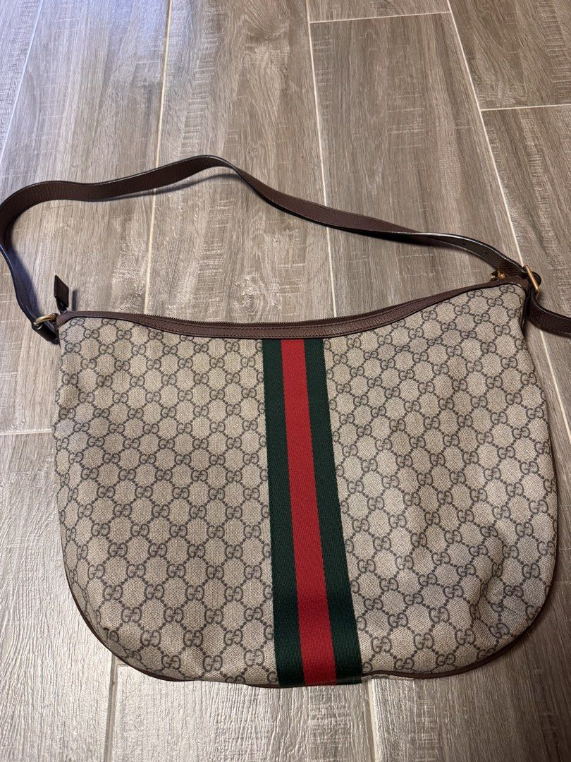 Gucci Monogram Canvas Hobo Bag （分類：手袋及銀包）位於 Hong Kong。 由 hwnncmqtnj16467 提交（商品編號 1459150123，圖片 3）。簡介： Gucci hobo bag ～ 麈袋 ～可面交 ～可順豐 ～𨍭數快/PAYME ～只限青衣地鐵站面交，或順豐到付 ～有意DM,非誠勿擾,謝謝🙏🏻。