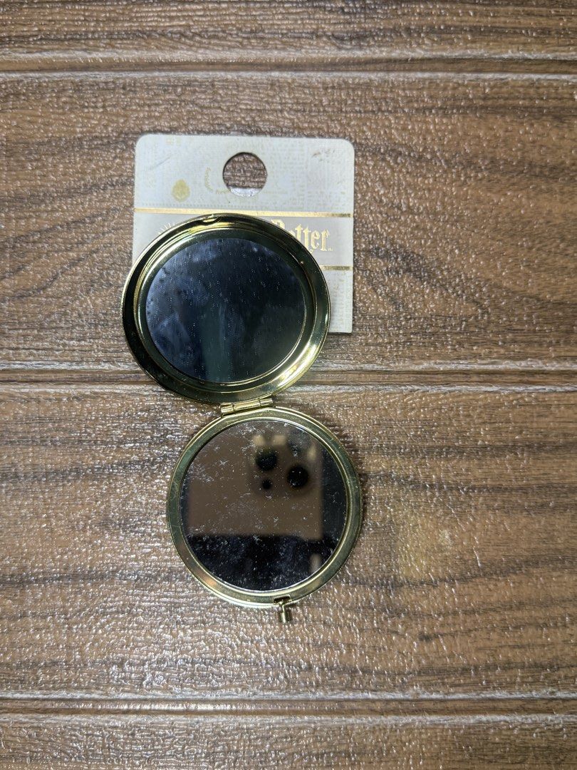 harry potter hogwarts compact mirror (Category: Mirrors) located in Quezon City. Submitted by fashionifywardrobe8899 (Listing ID 1459216602, Image 3). Description: 2 sets avails.