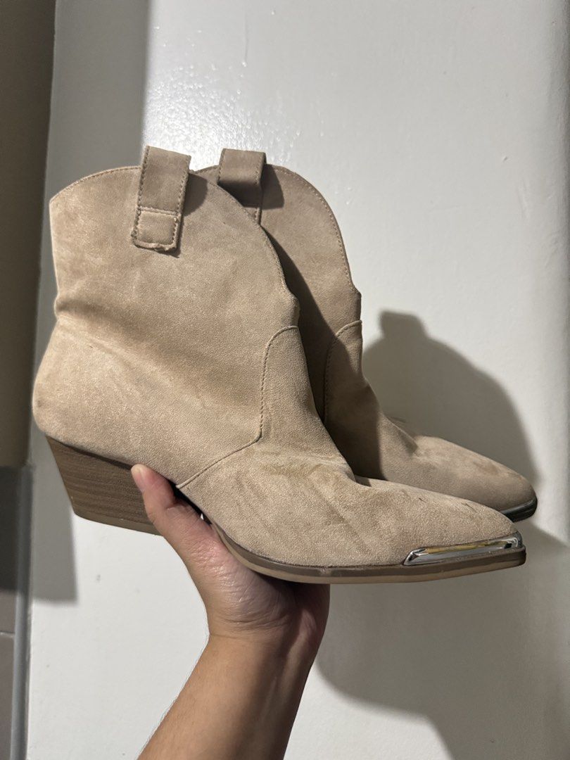 Henley Ankle Western Boots Universal... (Category: Boots) located in Mandaluyong City. Submitted by itsellasanchez (Listing ID 1459184551, Image 3). Description: .