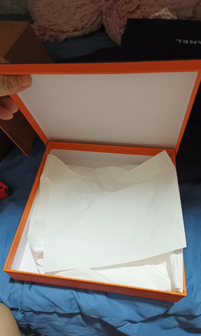 Hermes box size 20x20x4.5 cm (Category: Storage Boxes & Baskets) located in Pasay City. Submitted by khim1202ma07307 (Listing ID 1459210614, Image 2). Description: .