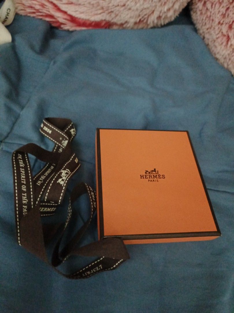 Hermes box size 9.5x8.5x3 cm (Category: Storage Boxes & Baskets) located in Pasay City. Submitted by khim1202ma07307 (Listing ID 1459219486, Image 1). Description: .