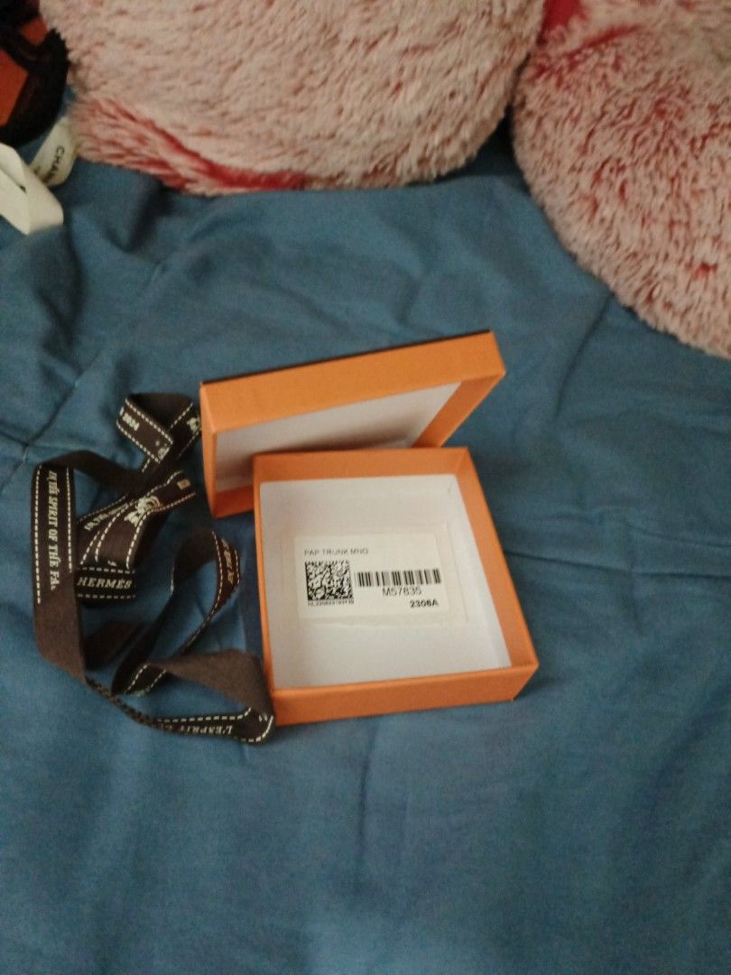 Hermes box size 9.5x8.5x3 cm (Category: Storage Boxes & Baskets) located in Pasay City. Submitted by khim1202ma07307 (Listing ID 1459219486, Image 2). Description: .