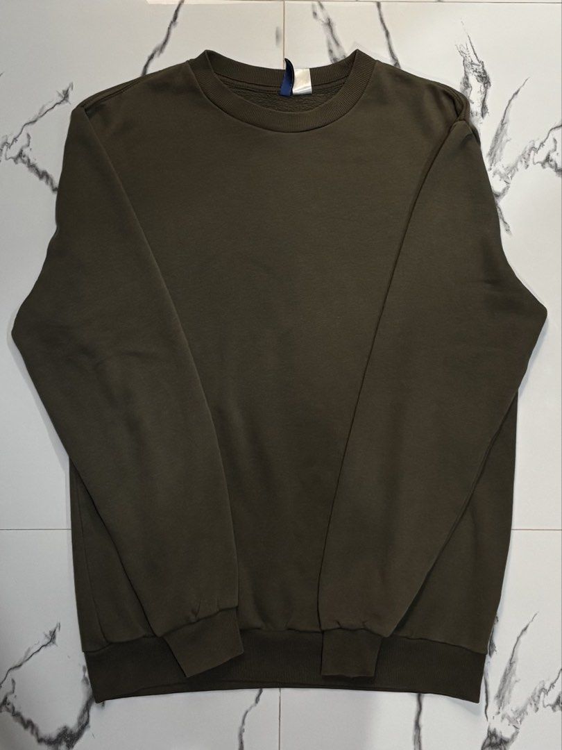 H&M / Divided Green Blank Sweater (Category: Hoodies) located in Manila. Submitted by sean_v1dal (Listing ID 1458801163, Image 1). Description: Size: Medium Men's Length: 28 Inches Width: 19 Inches Issue: None RFS: Too long on me.