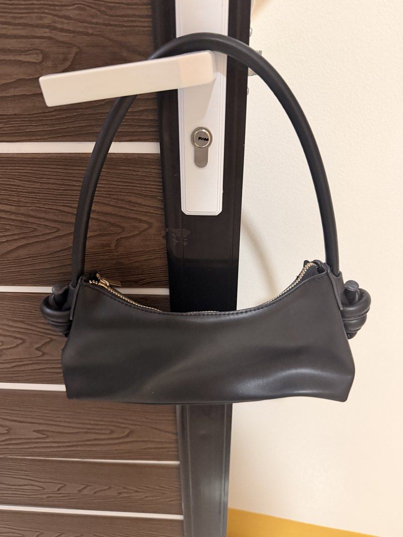 H&M Black Shoulder Bag with Knotted Straps (Category: Shoulder Bags) located in Floridablanca. Submitted by retroretrieve (Listing ID 1459154566, Image 2). Description: - Fits your daily essentials - H&M brand.