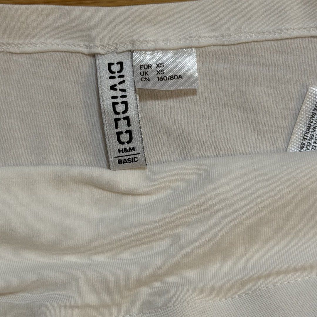 H&M Divided Basic White Tube Top XS (Category: Sleeveless) located in Bulacan. Submitted by declutter_diary02 (Listing ID 1459102532, Image 2). Description: LP - H&M Divided Basic white tube top - Size XS PLEASE READ ‼️ MOP: Gcash or Bank transfer MOD: Lalamove/Grab or J&T (PICKUP ONLY) Pickup time 12 PM ONWARDS BUYER WILL BOOK, for your tracking po Location: Marilao, Bulacan (Full details will be provided once the sale is confirmed).
