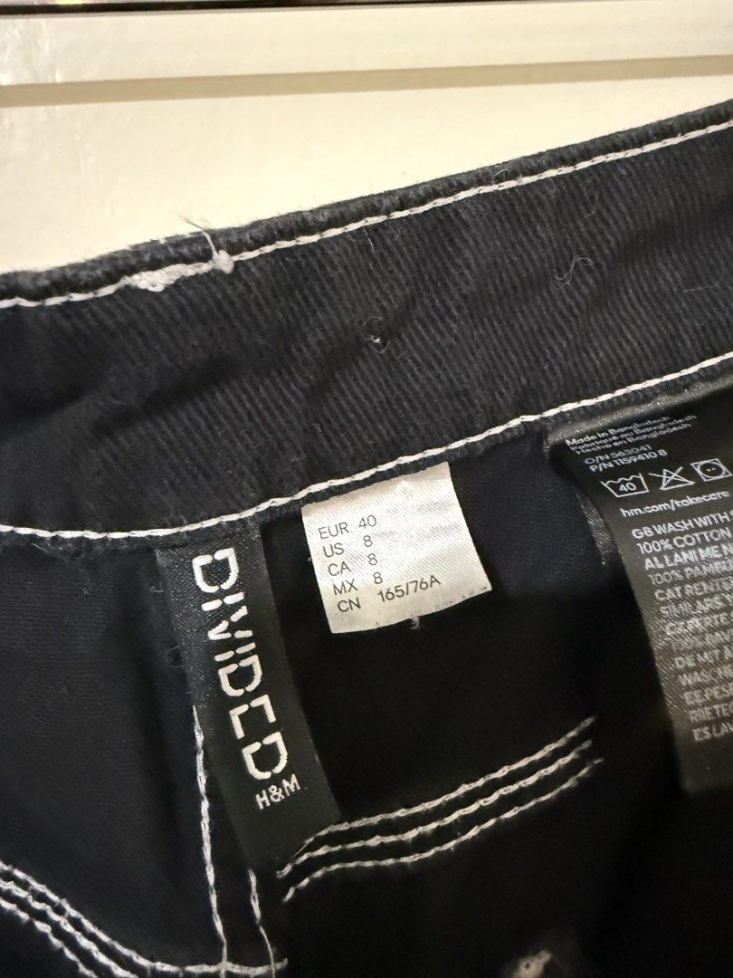 H&M Divided Black Cargo Pants with White Stitching (Category: Other Bottoms) located in Manila. Submitted by shopdancedhanice (Listing ID 1459261310, Image 2). Description: - H&M Divided black cargo pants - Size: 27-28inches - White contrast stitching throughout - Wide leg fit - Multiple pockets for functionality - Ideal for a casual streetwear aesthetic - Versatile for styling with various tops.