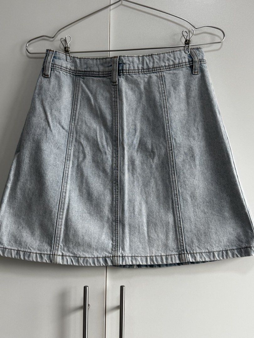 H&M Divided Light Wash Button-Front Denim Skirt (Category: Skirts) located in Mandaluyong City. Submitted by secondchanceshop.mnl (Listing ID 1459204115, Image 2). Description: Actual color may slightly vary from the pictures due to lighting.