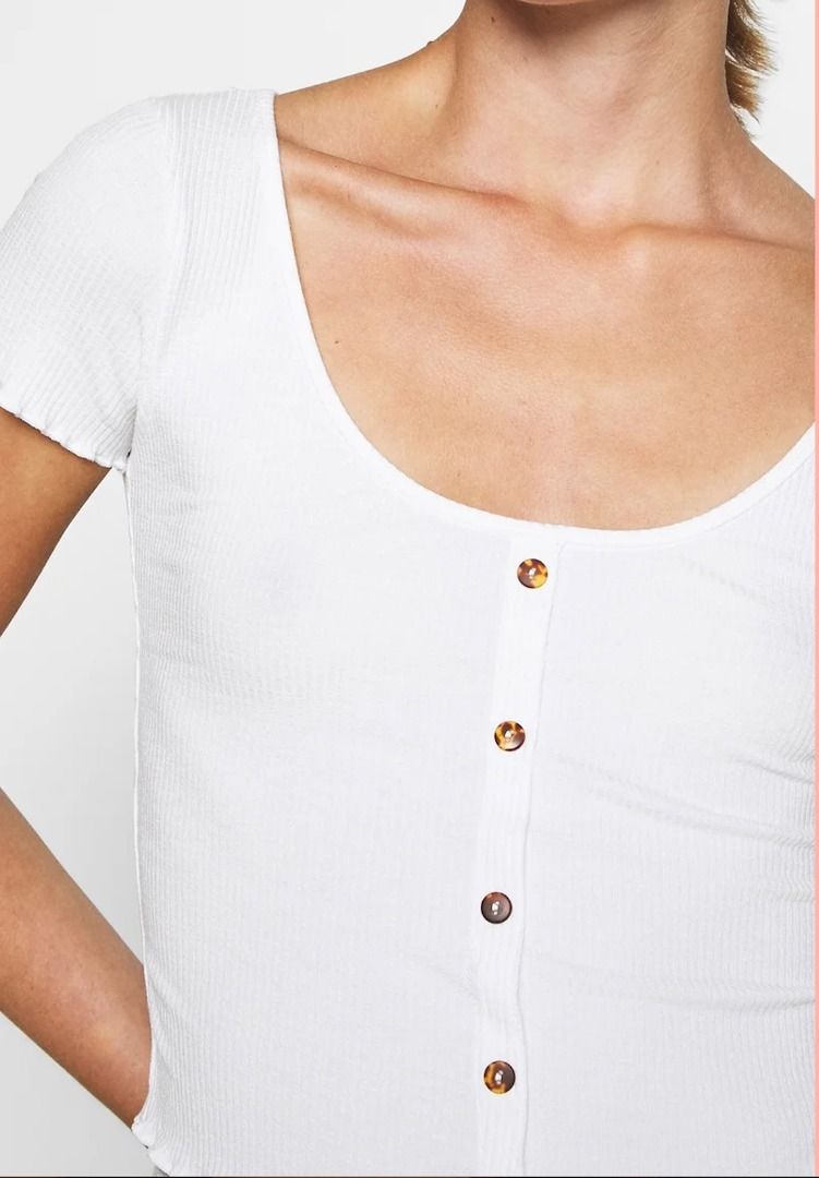 H&M Divided White Ribbed Button Up Crop Top (Category: Sleeveless) located in Manila. Submitted by jimmy_juniorrr (Listing ID 1459172823, Image 1). Description: - White ribbed crop top by Divided - Short sleeves - Scoop neckline - Button-up front closure - Very stretchy fabric for a comfortable fit - Perfect for pairing with high-waisted bottoms - Easily dressed up or down for various occasions.
