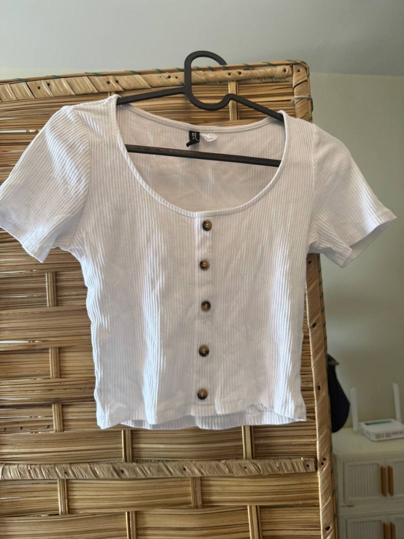 H&M Divided White Ribbed Button Up Crop Top (Category: Sleeveless) located in Manila. Submitted by jimmy_juniorrr (Listing ID 1459172823, Image 2). Description: - White ribbed crop top by Divided - Short sleeves - Scoop neckline - Button-up front closure - Very stretchy fabric for a comfortable fit - Perfect for pairing with high-waisted bottoms - Easily dressed up or down for various occasions.