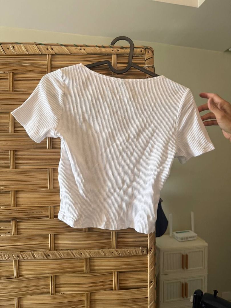 H&M Divided White Ribbed Button Up Crop Top (Category: Sleeveless) located in Manila. Submitted by jimmy_juniorrr (Listing ID 1459172823, Image 3). Description: - White ribbed crop top by Divided - Short sleeves - Scoop neckline - Button-up front closure - Very stretchy fabric for a comfortable fit - Perfect for pairing with high-waisted bottoms - Easily dressed up or down for various occasions.