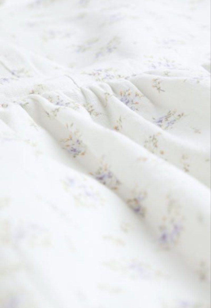 H&M Linen Floral Dress (Category: Dresses) located in Pasig City. Submitted by amphoebeians (Listing ID 1459208607, Image 2). Description: - Cute white midi dress - Delicate floral print - Spaghetti straps - Gathered waist - Light and airy fabric - Ideal for casual days or picnics - Versatile styling with sandals or sneakers Bought at Php 1690 in H&M Needs ironing My size reference: • Bust: 36 inch / 86cm / 36c (fitted at my bust at this point) •