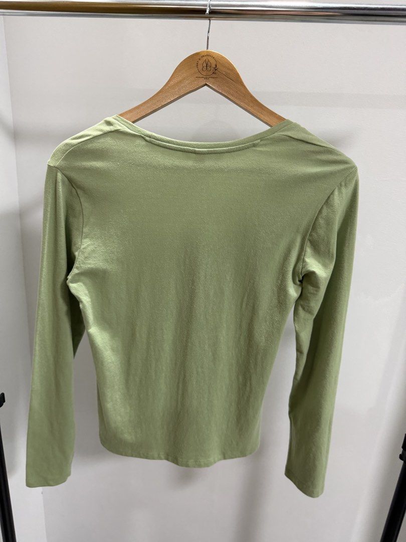 H&M Long Sleeve Blouse/Top (Category: Blouses) located in Taguig. Submitted by dyaaanel (Listing ID 1458545165, Image 2). Description: 🤍 H&M Long Sleeve Blouse/Top ✨ Selling Price: ₱100 🏷️ Brand: H&M 👗 Size: Large 💚 Color: Green 👚 Style: Long Sleeve Blouse/Top ✨ Great for layering or wearing alone! 🏷️ Condition: Pre-loved, good condition. 📸 Actual photos for reference. RFS: Decluttering unused and slightly used clothes. Disclaimer: This it
