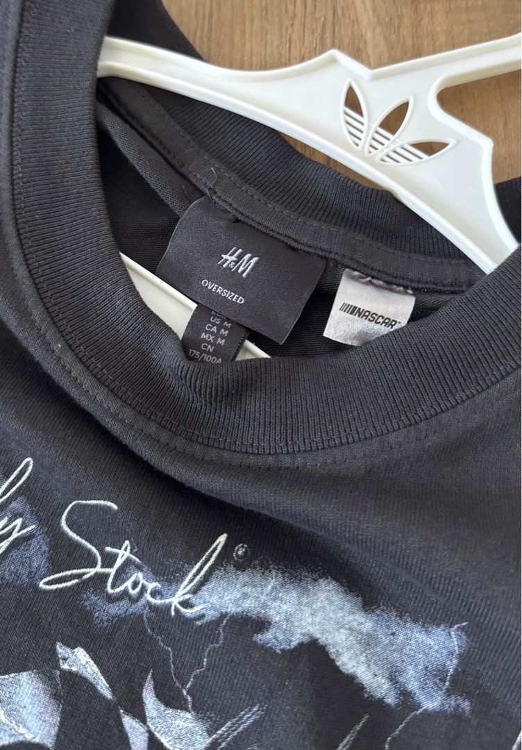 H&M Oversized Graphic T-Shirt (Category: Tshirts & Polo Shirts ) located in Manila. Submitted by khristinee.e (Listing ID 1459153083, Image 3). Description: - Black H&M oversized t-shirt - Size: Medium -never been worn -rfs: too big.
