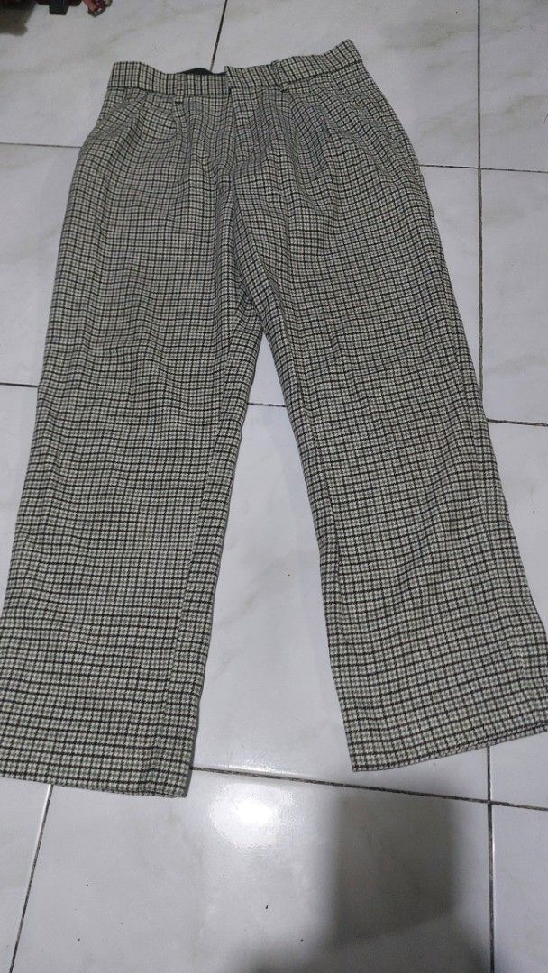 H&M relaxed fit (Category: Chinos) located in San Juan City. Submitted by 1clickpick (Listing ID 1459230940, Image 1). Description: H&M relaxed fit trousers in a green and brown plaid or houndstooth check pattern, featuring a size label of EUR/US 28. .