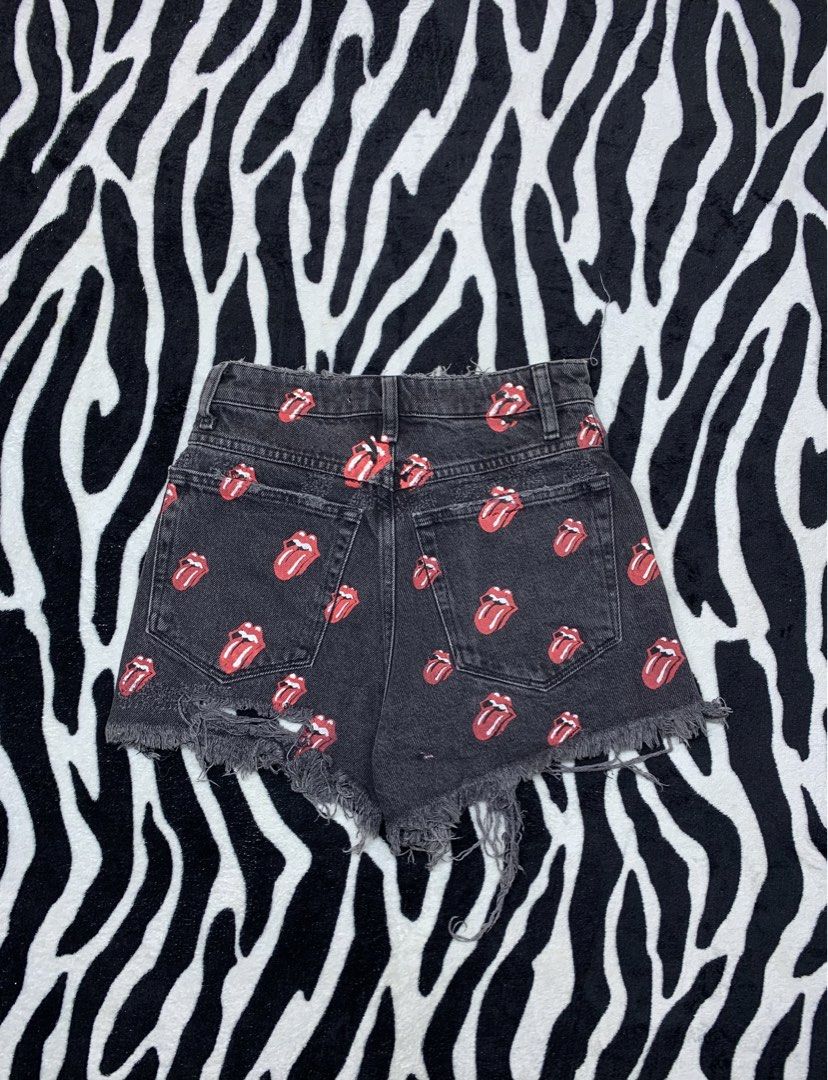 H&M X ROLLING STONE PEKPEK SHORT (Category: Shorts) located in Cagayan de Oro. Submitted by yooow.c (Listing ID 1459191776, Image 2). Description: size 24 - good condition - need wash - tattered design - complete tags/washtag.